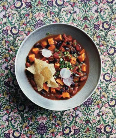 Vegetarische chili uit de slowcooker met zoete aardappelen