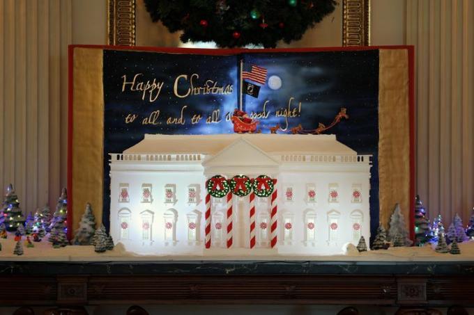 Een peperkoek Witte Huis wordt tentoongesteld in de State Dining Room tijdens een mediapreview van de kerstversieringen voor 2023 in het Witte Huis op 27 november 2023 in Washington, DC.